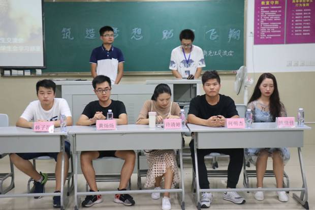 C:/Users/Administrator/Desktop/法学院举行第八届新老生交流会（活动照片）/17级社区（法务）班举行新老生交流会 (2).JPG