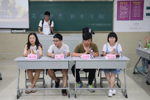 C:/Users/Administrator/Desktop/法学院举行第八届新老生交流会（活动照片）/17民商法（方向）班 举行新老生交流会.JPG